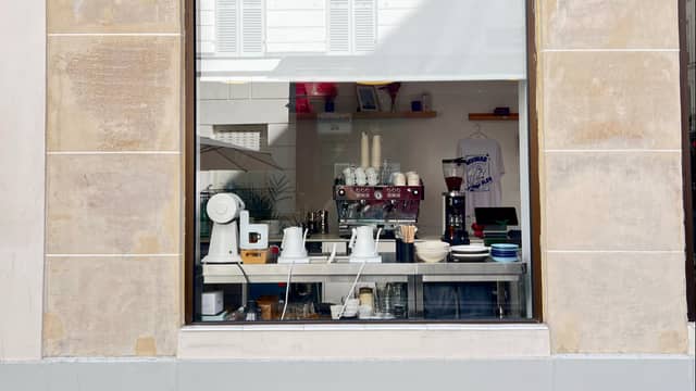 Bleu Coffee Shop - Image 1