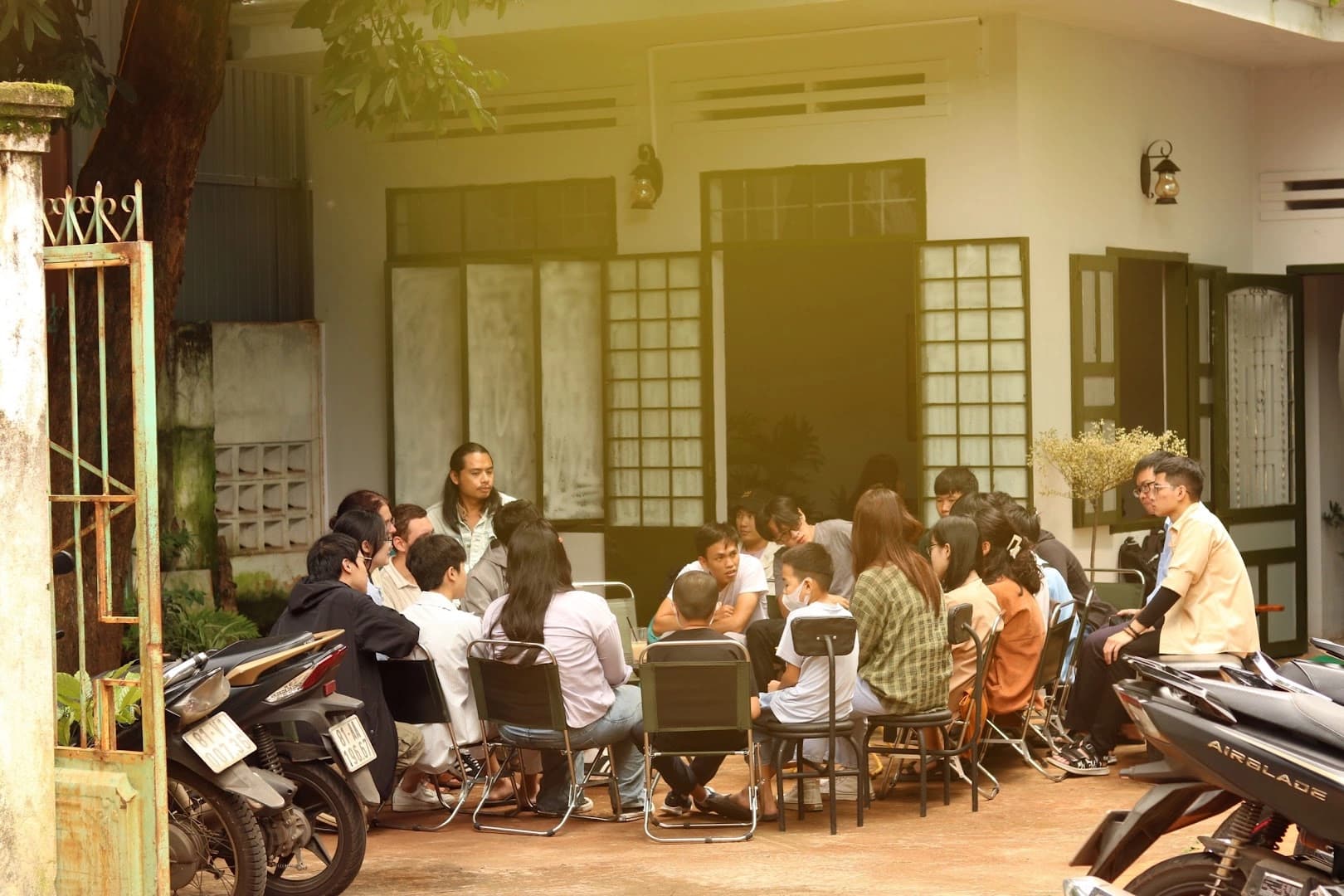 "bây giờ và ở đây" (now and here)