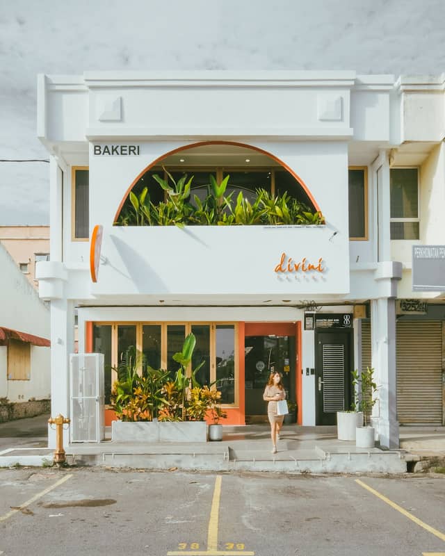 Divini Pastry | Biscotti • Coffee • Sandwiches & Wraps • Dessert • Cakes • Pastries - Image 1