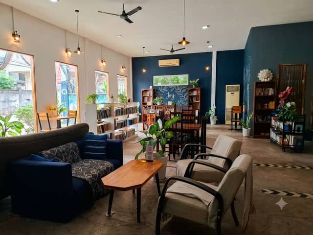 Starbooks Bookcafe - Image 1
