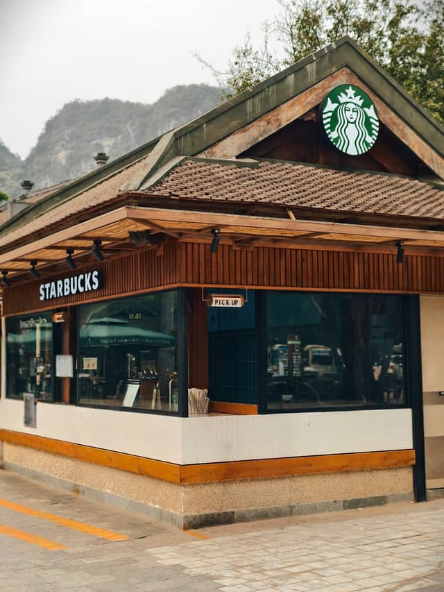 Starbucks Tràng An - Image 1